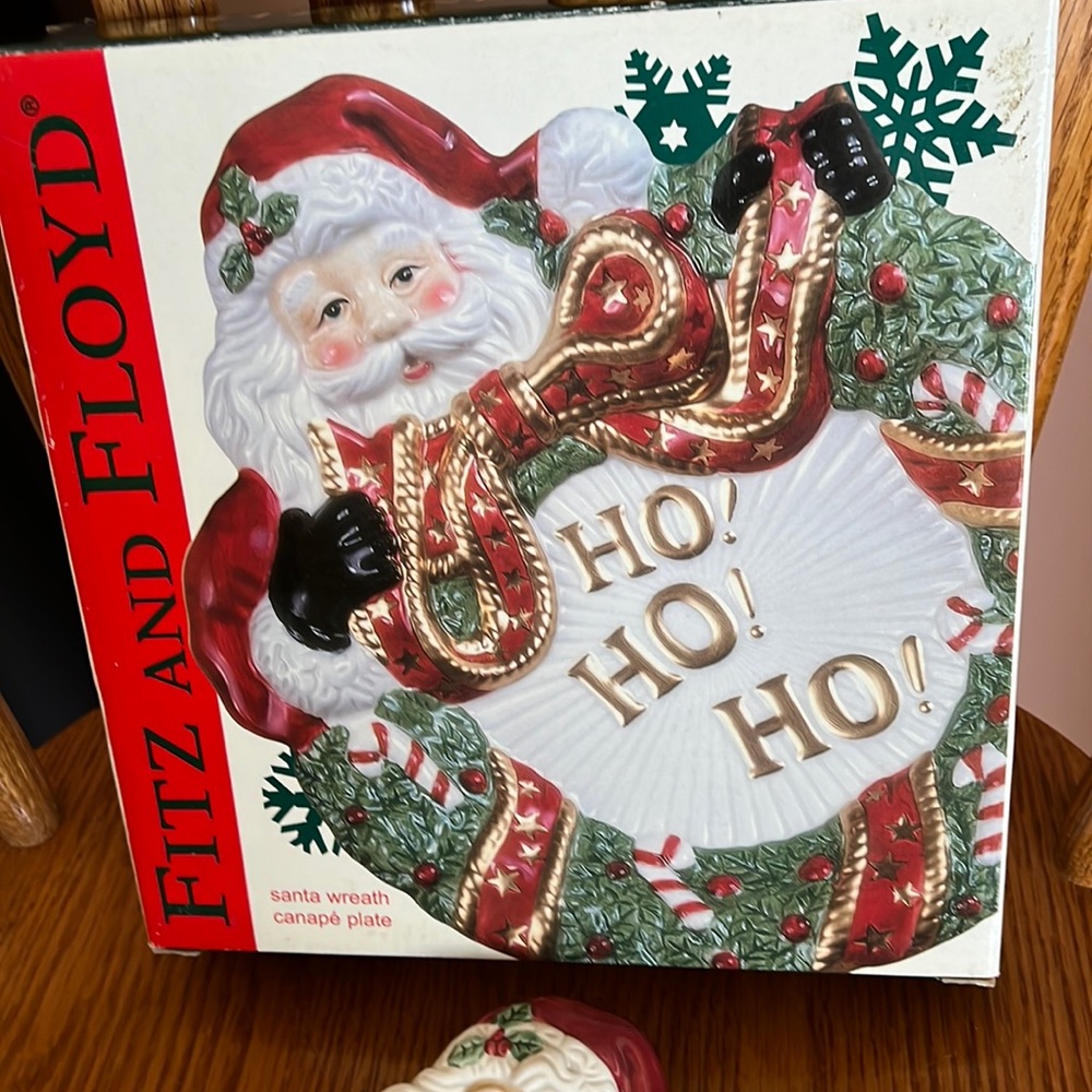 NEW IN BOX - SANTA WREATH CANAPÉ PLATE - FITZ AND FLOYD